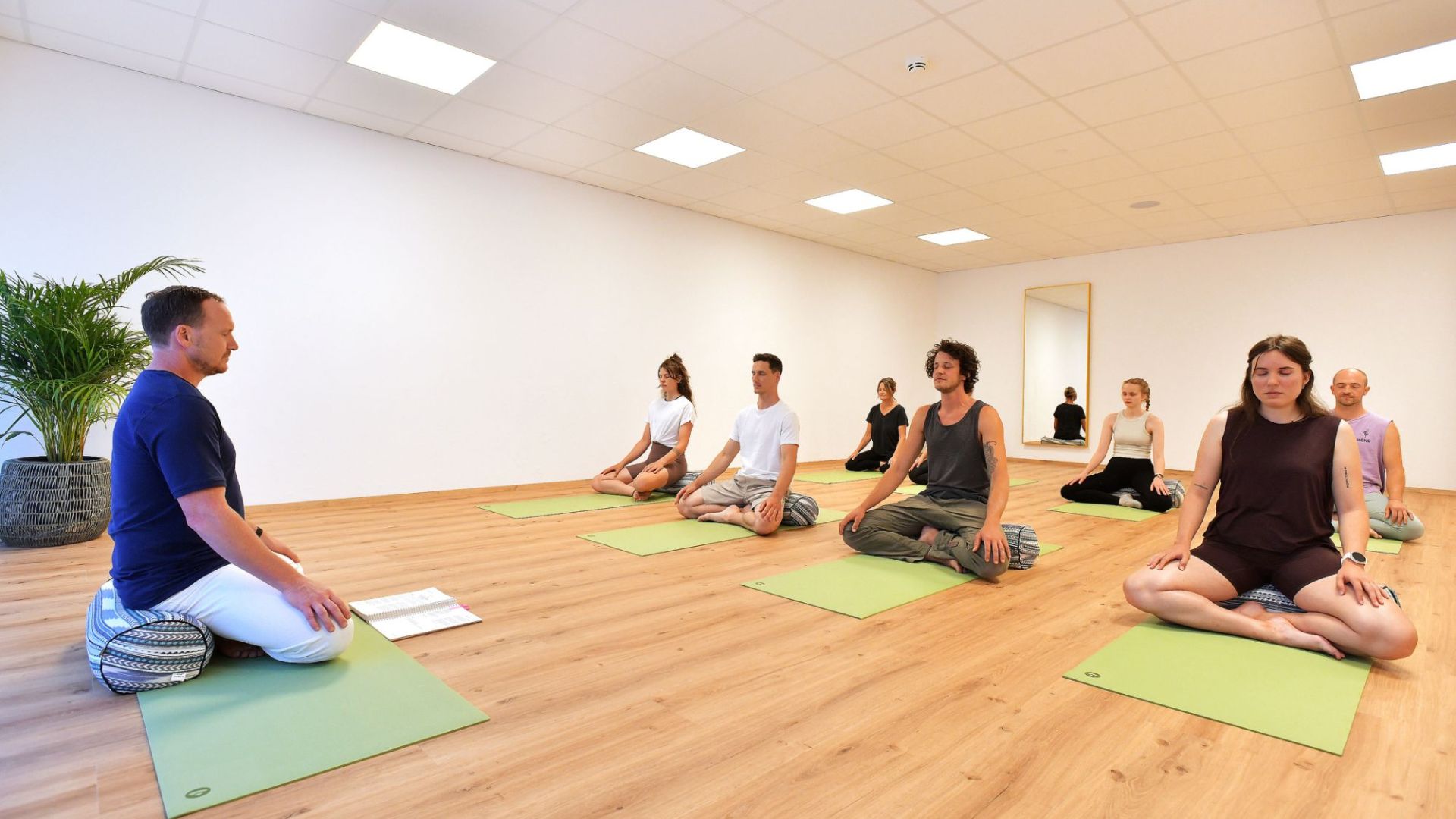 Gemeinsame Yoga-Einheit im Bewegungsraum von ZENBASE